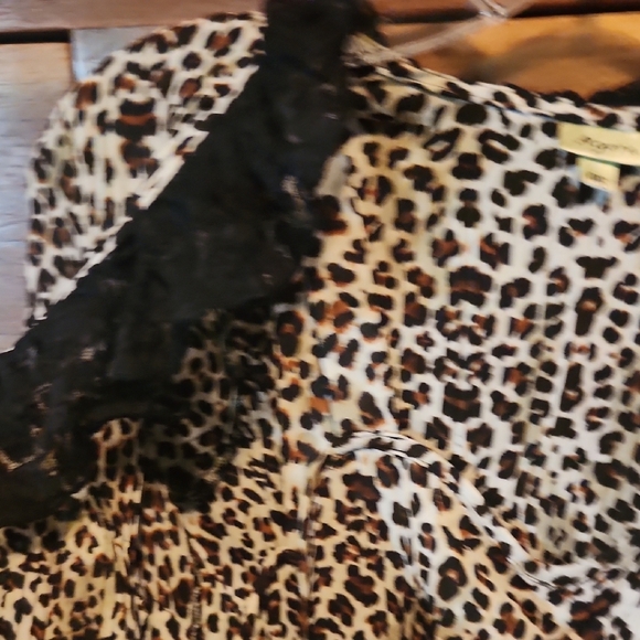 Agora Leopard Print Women's Top with Black Accents - Picture 3 of 7